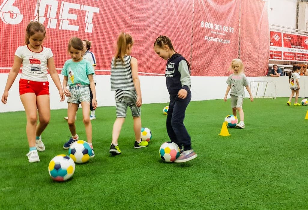 В Тобольске проходят бесплатные занятия по футболу для девочек